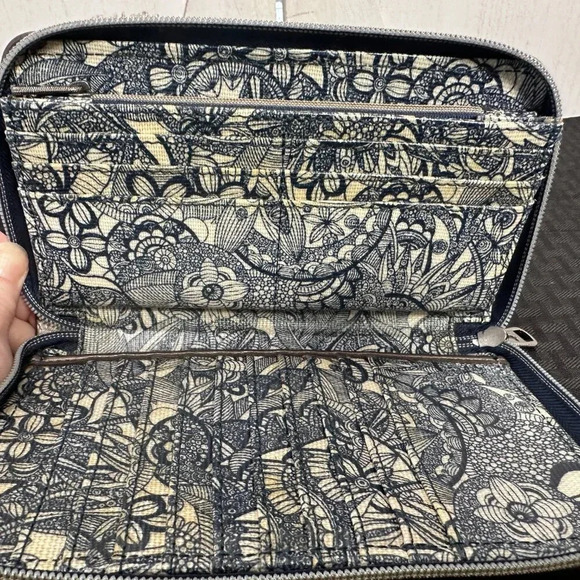 Sakroots Artist Circle Zip Around Wallet in Desert Spirit Blue - Picture 6 of 14